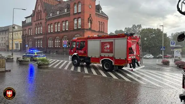 Gwałtowna ulewa i silny wiatr nad Wałczem – strażacy interweniowali