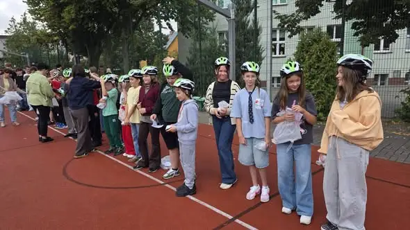 Piątoklasiści z Kornelówki otrzymali kaski rowerowe w ramach akcji bezpieczeństwa