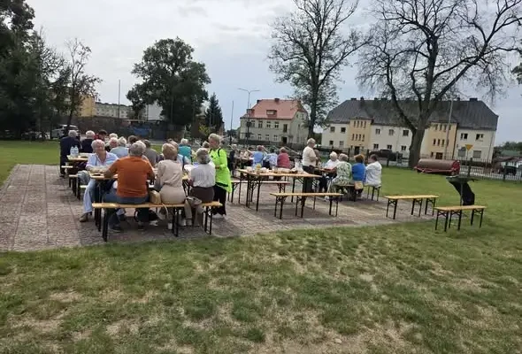 Seniorzy z Mirosławca spotkali się na wspólnym grillowaniu w ramach programu Danie Wspólnych Chwil