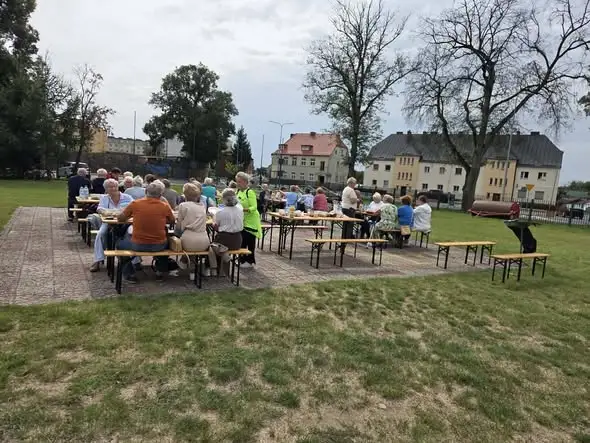 Seniorzy z Mirosławca spotkali się na wspólnym grillowaniu w ramach programu Danie Wspólnych Chwil