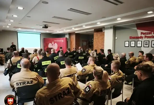 „Koordynacja 2026” w Wałczu: strażacy szkolą się z gaszenia aut elektrycznych