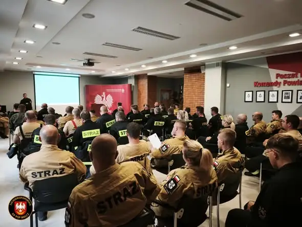 „Koordynacja 2026” w Wałczu: strażacy szkolą się z gaszenia aut elektrycznych