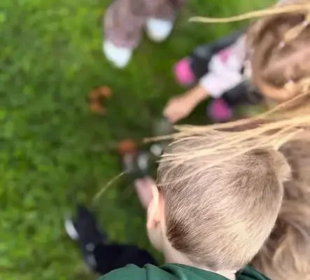 Uczniowie klasy 1A ze Szkoły Podstawowej nr 1 w Wałczu zostali przyrodniczymi detektywami