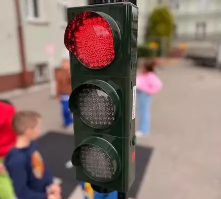 Pierwszoklasiści ze Szkoły Podstawowej nr 1 w Wałczu uczyli się bezpieczeństwa na drodze