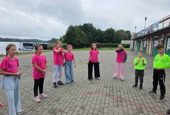 Minister Sportu i Turystyki odwiedził Wałcz – spotkanie z uczniami na boisku