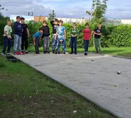 Lekcja WF-u na świeżym powietrzu: uczniowie z Wałcza odkrywają bule