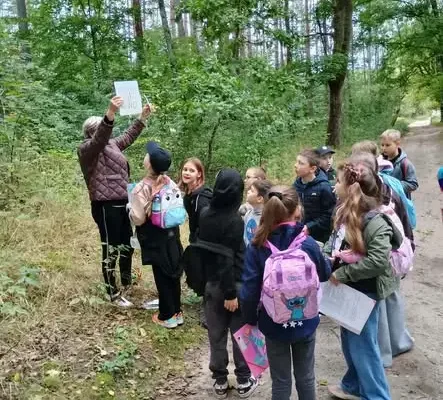 Lekcja przyrody w lesie – uczniowie klasy 3c odkrywali tajemnice natury