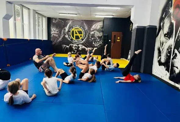 Dzień Chłopaka na macie – klasa 2a ze Szkoły Podstawowej nr 4 w Wałczu na zajęciach jiu-jitsu