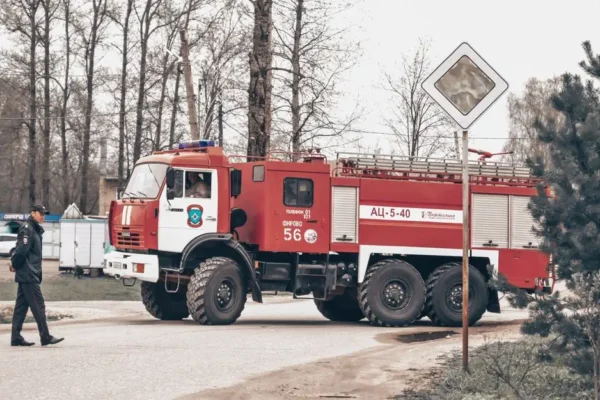 OSP Człopa usuwa powalone drzewo na drodze do Załomia