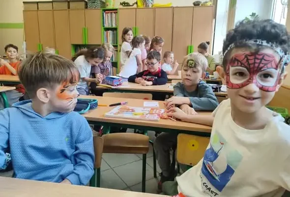 Dzień Chłopaka w klasie 1B – radość, życzenia i sportowa rywalizacja