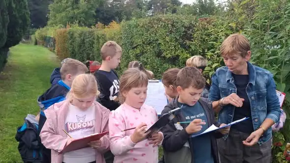 Uczniowie klasy 2B i 2C z SP4 w Wałczu odkrywali jesień podczas lekcji w terenie
