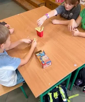 Klasa 1A ze Szkoły Podstawowej nr 1 w Wałczu uczy się przez zabawę i działanie
